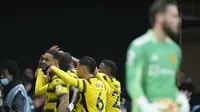 Pemain Watford Ismaila Sarr berselebrasi dengan rekan setimnya setelah mencetak gol kedua timnya saat melawan Manchester United pada laga lanjutan Liga Inggris di Vicarage Road, Sabtu, 20 November 2021. (AP Photo/Frank Augstein)