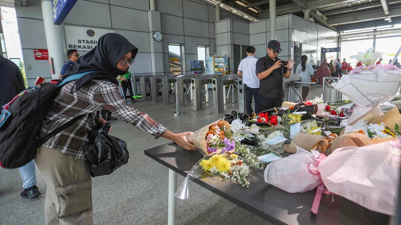 FOTO: Karangan Bunga Berjejer di Stasiun Bekasi Timur Pasca Kecelakaan Kereta