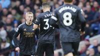 Selebrasi pemain Arsenal, Oleksandr Zinchenko (kiri) menjebol gawang Aston Villa pada pertandingan pekan ke-24 Premier League 2022/2023 yang berlangsung di Villa Park, Sabtu (18/2/2023). (AP Photo/Jon Super)