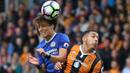 Bek Chelsea, David Luiz, duel udara dengan bek Hull, Jake Levermore. Meski berstatus sebagai tamu, Chelsea lebih menguasai jalannya laga dengan penguasaan bola mencapai 57 persen. (Reuters/Scott Heppell)