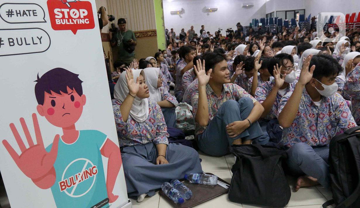 Para pelajar Sekolah Menengah Atas (SMA) Negeri 70 Jakarta saat mengikuti sosialisasi pencegahan perundungan, Selasa (27/2/2024). (Liputan6.com/Herman Zakharia)