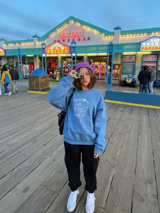 Gaya Vanessa Priscilla yang memadukan oversized sweater warna biru, basic pants hitam, sneakers putih dan beanie warna ungu. (Instagram/vaneshaass).