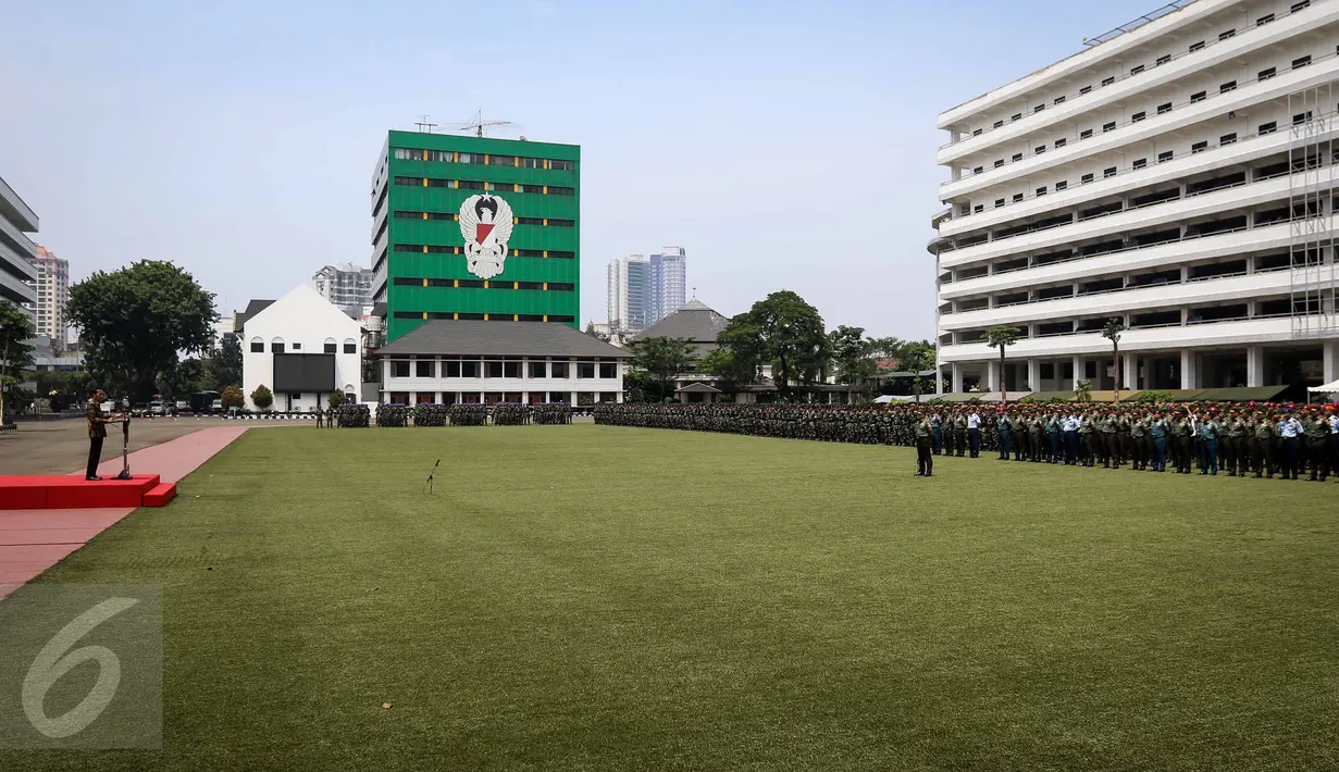 Suasana saat upacara pada upacara apel di Mabes TNI AD, Jakarta, Senin (7/11). Sebanyak 2.185 prajurit TNI AL, TNI AD dan TNI AU berkumpul mendengar langsung pengarahan dari Presiden. (Liputan6.com/Faizal Fanani)