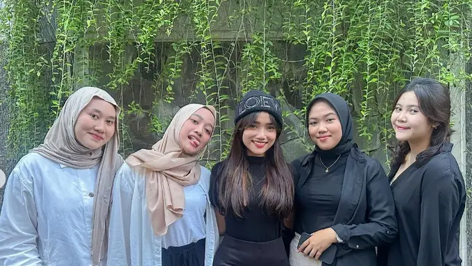 Potret Fuji dan sahabat lamanya (Sumber: Instagram/fuji_an dan Instagram/ghrnsh)