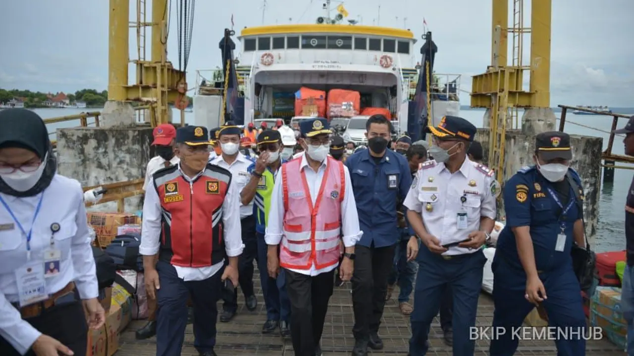 Menteri Perhubungan Budi Karya Sumadi meninjau kesiapan Angkutan Lebaran Tahun 2022 di Pelabuhan Kalianget, Kabupaten Sumenep, Madura, Jawa Timur, Rabu (20/4/2022). (Dok Kemenhub)