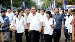 Ketua Umum Partai Demokrat Susilo Bambang Yudhoyono (SBY) (tengah) dan istri Ani Yudhoyono saat meninjau bus pemudik, Jakarta, Minggu (3/7). Sebanyak 5.242 peserta mudik gratis dilepas oleh SBY. (Liputan6.com/Faizal Fanani)