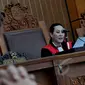 Hakim tunggal Upiek Kartikawati membacakan hasil keputusan gugatan praperadilan dari mantan Walikota Makassar Ilham Arief Sirajuddin,  Pengadilan Negeri Jakarta Selatan, Selasa (12/5/2015). (Liputan6.com/Andrian M Tunay)