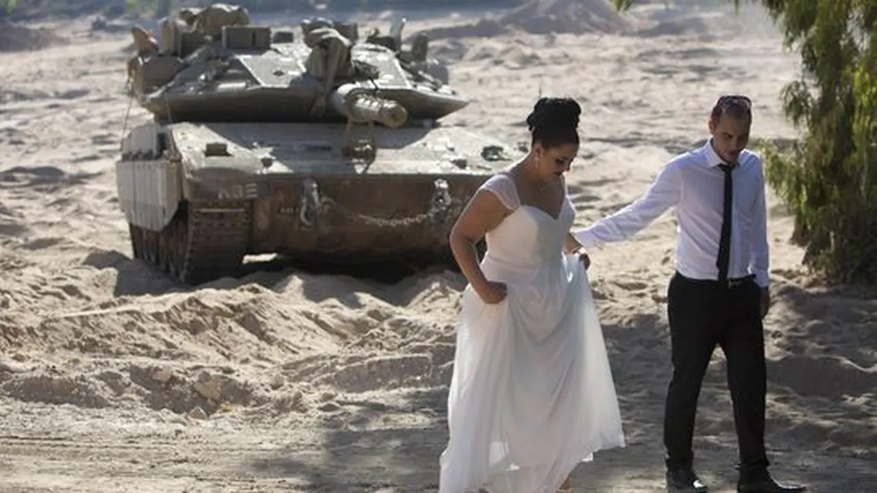 Sesi Foto Pre-Wedding Keren di Kawasan Konflik Israel-Gaza