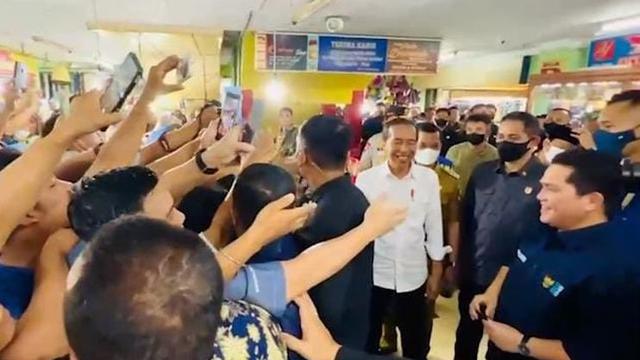 Presiden Joko Widodo atau Jokowi mengunjungi Pasar Bawah, Pekanbaru, Riau. Pada kunjungan ini Jokowi didampingi oleh Menteri BUMN Erick Thohir. (Istimewa)