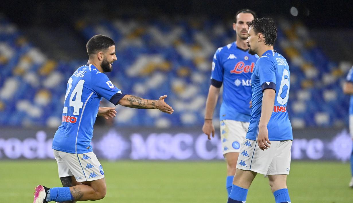 Striker Napoli, Lorenzo Insigne (kiri) melakukan selebrasi usai mencetak gol kelima timnya ke gawang Udinese dalam laga lanjutan Liga Italia 2020/2021 pekan ke-36 di Diego Armando Maradona Stadium, Naples, Selasa (11/5/2021). Napoli menang 5-1 atas Udinese. (LaPresse via AP/Fabrizio Corradetti)