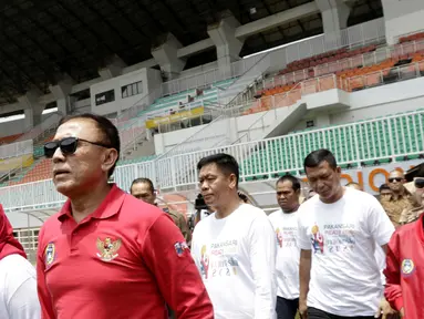 Ketua PSSI, Mochammad Iriawan, didampingi Bupati Bogor, Ade Yasin, melakukan inspeksi ke Stadion Pakansari, Bogor, Selasa (3/3/2020). Kegiatan tersebut dalam rangka melihat kesiapan veneu jelang piala dunia U-20 pada 2021. (Bola.com/M Iqbal Ichsan)
