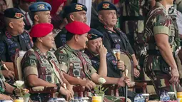 Panglima TNI Marsekal Hadi Tjahjanto berbincang dengan Kapolri Jenderal Tito Karnavian saat menghadiri peringatan ulang tahun ke-67 Komando Pasukan Khusus (Kopassus) di Markas Kopassus, Cijantung, Jakarta, Rabu (24/4). (Liputan6.com/Faizal Fanani)