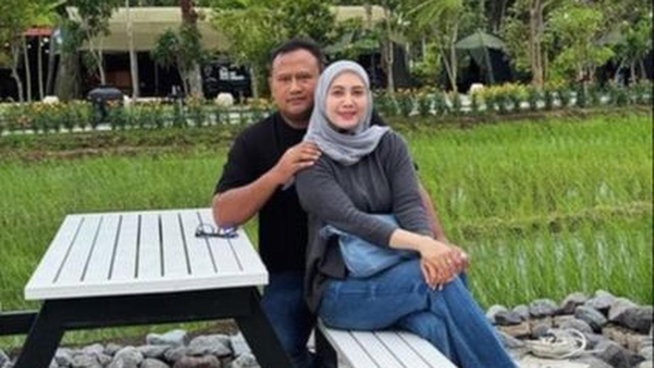 Adi adalah lulusan Akademi Kepolisian (Akpol) tahun 1998 yang berpengalaman dalam bidang reserse.