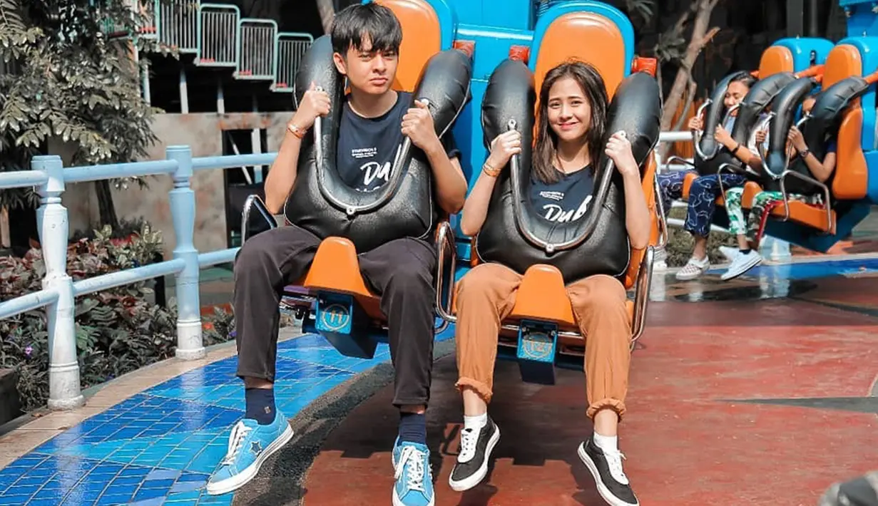 Pemain film Dua Garis Biru mencoba semua wahana di Dufan ketika penonton sudah mencapai 2 juta. Angga dan Zara JKT48 tetap terlihat bersama di beberapa wahana. Engga bisa jauh satu sama lain sepertinya ya. (Liputan6.com/IG/@anggayunandareal16)