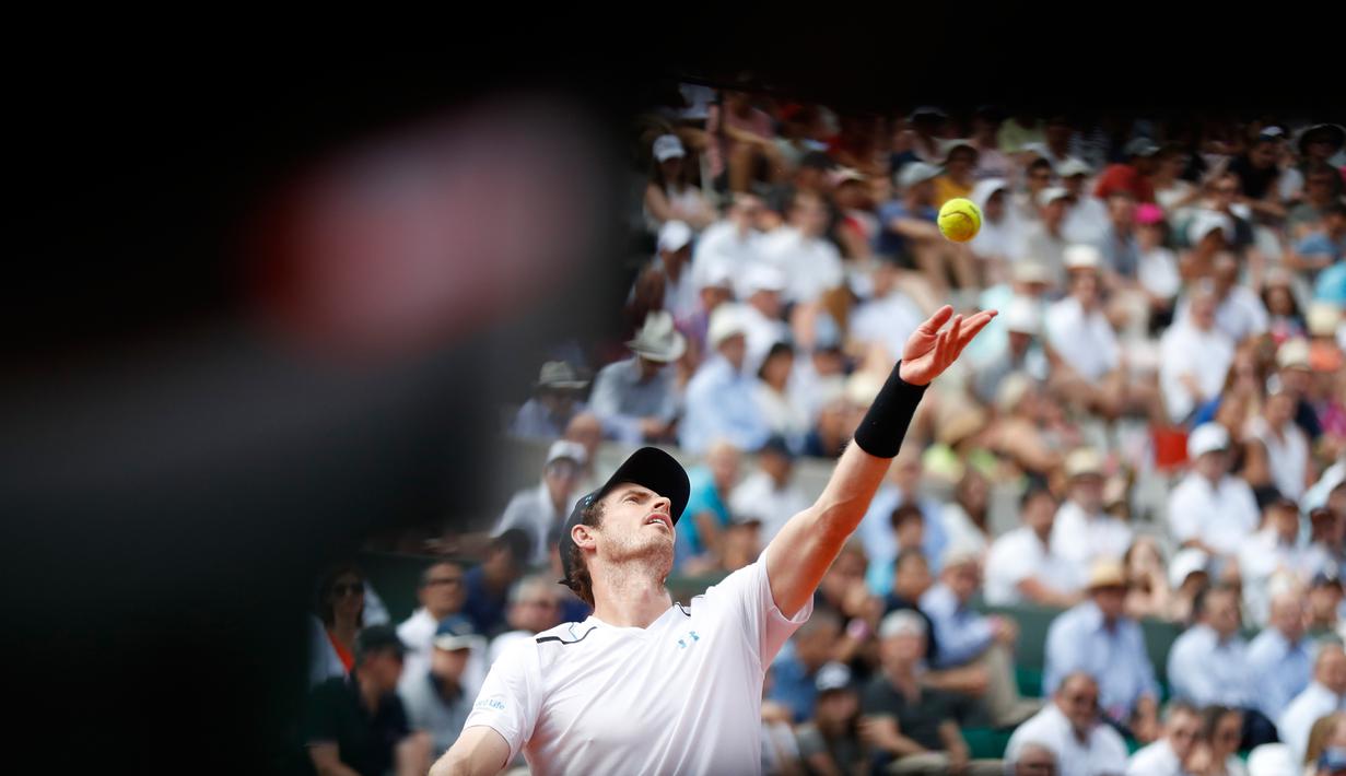 Andy Murray melakukan servis saat berhadapan Martin Klizan di putaran kedua Prancis Terbuka di Roland Garros stadium, Paris, (1/6). Di babak berikutnya Murray akan bertemu petenis Argentina Juan Martin del Potro. (AP Photo/Petr David Josek)