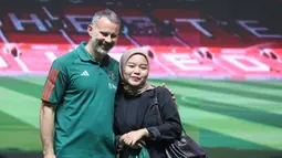 Legenda Manchester United (MU), Ryan Giggs, foto bersama fans dalam acara peluncuran kartu kredit Maybank yang berkolaborasi dengan MU di Jakarta Convention Center (JCC), Senayan, Jakarta, Sabtu (18/5/2024). (Bola.com/M Iqbal Ichsan)