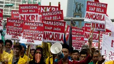 Mahasiswa berorasi saat melakukan longmarch dari Bundaran HI menuju Istana, Jakarta, Senin (21/11). Mereka menyatakan sikap untuk menjaga keutuhan NKRI dan Ideologi Pancasila. (Liputan6.com/Faizal Fanani)