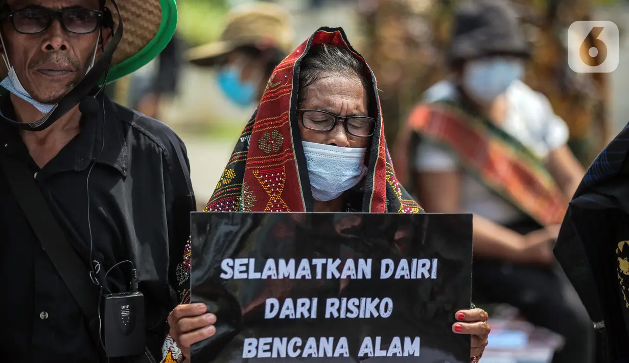 Sejumlah orang yang tergabung dalam warga Dairi Sumatera Utara menggelar aksi di depan Kedutaan Besar China di Jakarta, Rabu (24/8/2022). Dalam aksinya mereka menolak tambang di daerah Dairi dikarenakan dapat membahayakan lingkungan serta jiwa penduduk sekitar. (Liputan6.com/Faizal Fanani)