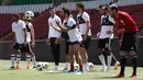 Striker Mesir, Mohamed Salah, melempar bola saat mengikuti sesi latihan jelang laga Piala Dunia di Stadion Akhmat, Rusia, Rabu (13/6/2018). Kondisi cedera bahu yang berangsur pulih membuatnya siap tampil di Piala Dunia 2018. (AFP/Karim Jaafar)