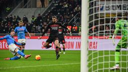 Zlatan Ibrahimovic merupakan salah satu striker andalan AC Milan. Usianya kini telah memasuki angka 40 tahun. Pada usia tersebut, Ibra berperan membawa Rossoneri juara Serie A musim ini. Pada 2021/2022, Ibrahimovic sukses mencetak 8 gol dan 3 assist di semua kompetisi. Ia tampil dalam 27 laga dengan rincian 1.167 menit bermain. (AFP/Miguel Medina)