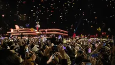 Orang-orang memakai masker wajah melepaskan balon selama hitung mundur Tahun Baru di Wuhan di provinsi Hubei tengah China (1/1/2021). Warga Wuhan memenuhi jalan-jalan merayakan Tahun Baru ketika seluruh dunia menderita di tengah penguncian Covid-19. (AFP/Noel Celis)