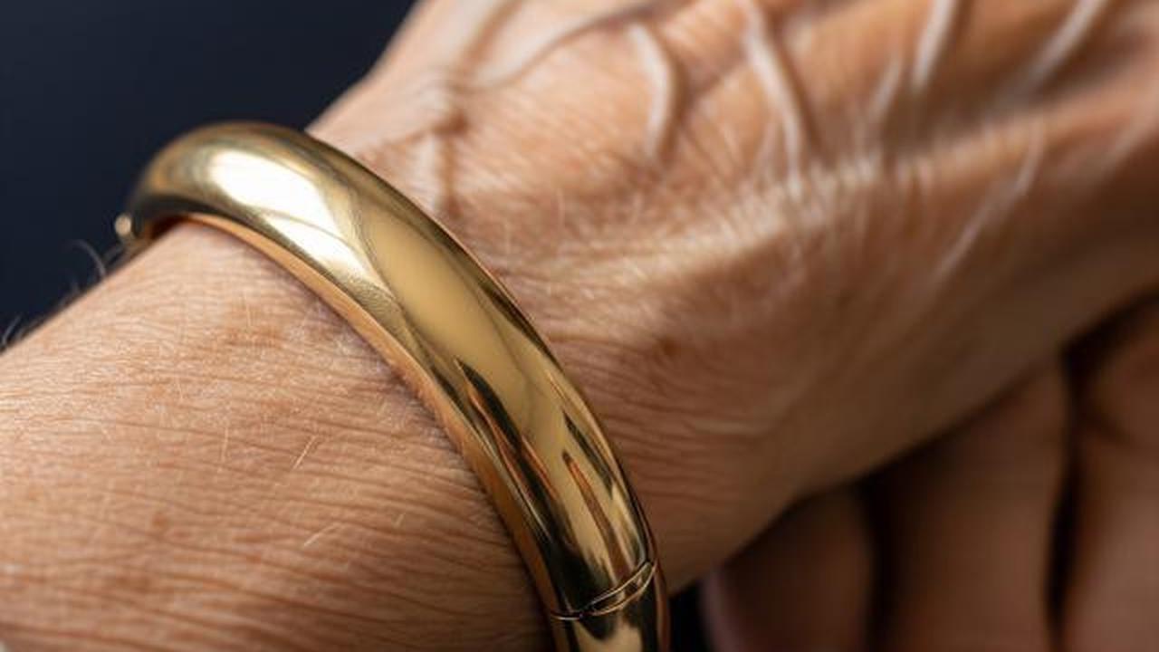 10 Model Bangle Emas Ringan untuk Lansia agar Nyaman Dipakai Sehari-Hari