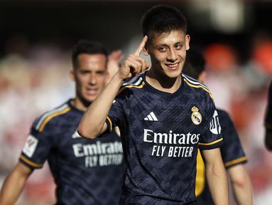 Pemain Real Madrid, Arda Guler melakukan selebrasi setelah mencetak gol ke gawang Granda pada laga lanjutan Liga Spanyol 2023/2024 di Nuevo Los Carmenes Stadium, Granada, Sabtu (11/05/2024). (AP Photo/Fermin Rodriguez)