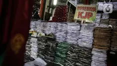 Salah satu penjual seragam sekolah di kawasan Pasar Jatinegara, Jakarta, Selasa (30/6/2020). Sejumlah pedagang di tempat itu mengeluhkan omset penjualan seragam sekolah yang menurun hingga 90 persen akibat sepi pembeli dan anjuran belajar di rumah saat pandemi COVID-19. (Liputan6.com/Faizal Fanani)