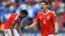 Bintang Tottenham Hotspur, Ben Davies (kanan) gagal membawa timnya Wales tampil pada putaran final Piala Dunia 2018 setelah kalah dari Republik Irlandia 0-1. Davies pun mengubur mimpi tampil pada perhelatan akbar sepak bola tersebut. (AFP/Paul Ellis)