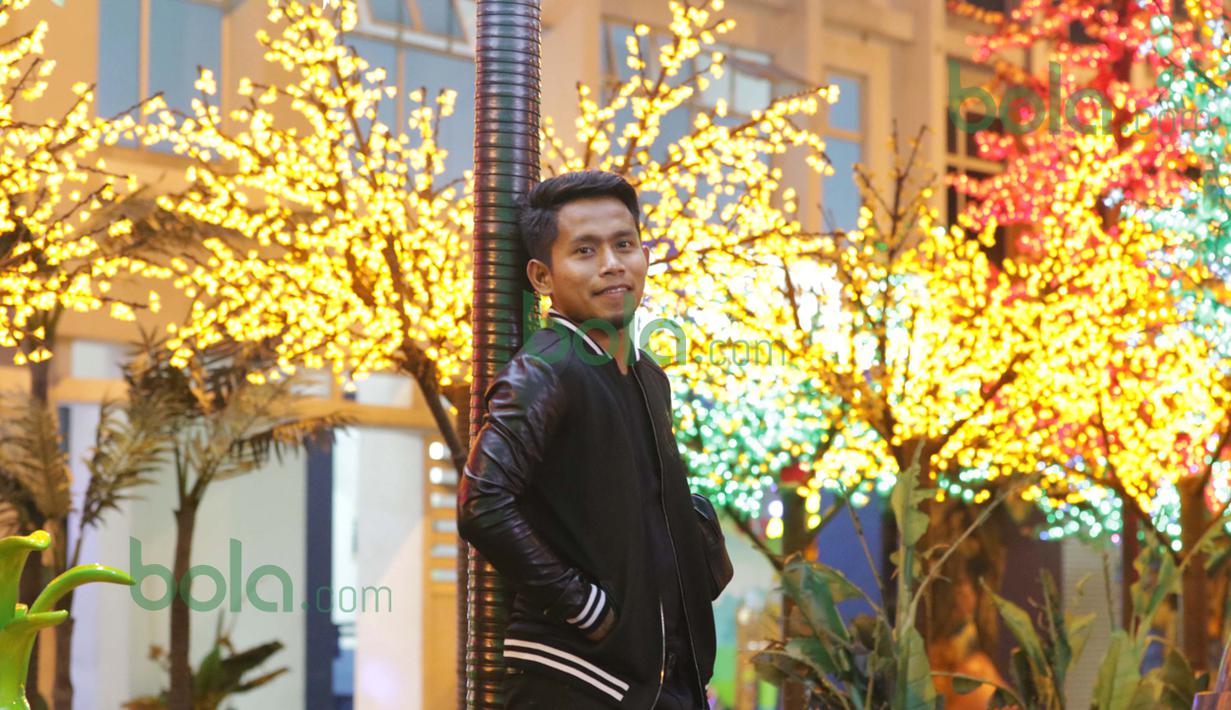 Tenar, jago, berlimpah uang, plus tampilan wajah rupawan, itulah trademark Andik Vermansah sekarang ini setelah dua tahun bermain dan menjadi bintang tim Selangor FA. (Bola.com/Nicklas Hanoatubun)