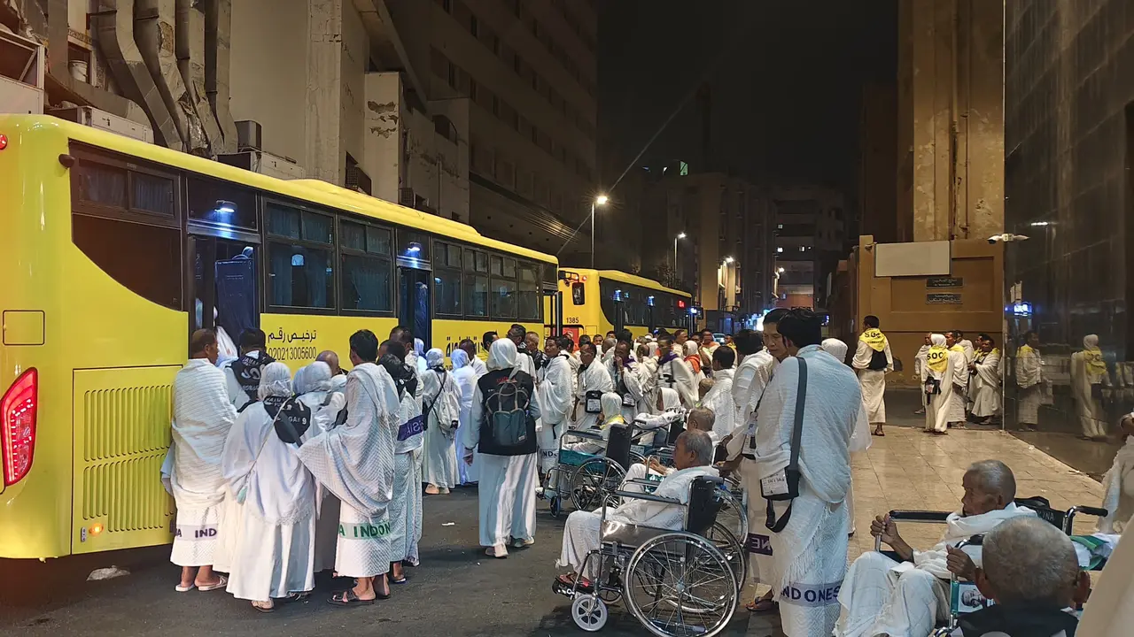 Petugas Penyelenggara Ibadah Haji (PPIH) Arab Saudi menyiapkan bus shalawat untuk mengantar jemaah haji dari hotel ke Masjidil Haram.