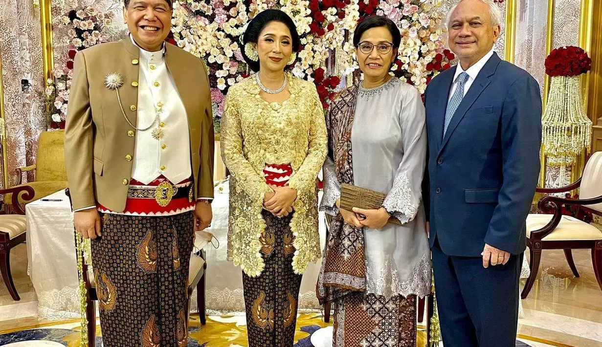 Di hari pernikahan Putri Tanjung, Sri Mulyani kembali hadir sebagai tamu undangan. Dengan look yang lebih sederhana, Sri Mulyani mengenakan kebaya kurung berwarna abu-abu yang dipadukan dengan kain lilit batik berwarna cokelat. Kain yang sama juga diaplikasikan sebagai selendang.