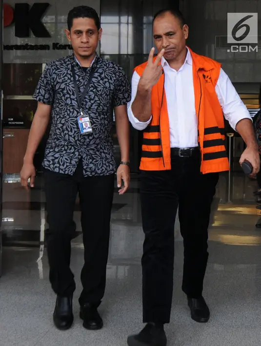 Bupati Ngada Marianus Sae mengacungkan salam dua jari usai menjalani pemeriksaan lanjutan di Gedung KPK Jakarta, Selasa(20/3). Marianus diperiksa terkait kasus dugaan suap proyek infrastruktur di Kabupaten Ngada, NTT. (Merdeka.com/Dwi Narwoko)
