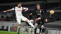 Bek Tottenham, Matt Doherty, berebut bola dengan penyerang LASK, Johannes Eggestei, pada laga Grup J Liga Europa 2020/2021 di Tottenham Hotspurs Stadium, Jumat (23/10/2020) dini hari WIB. Tottenham menang telak 3-0 atas LASK. (AFP/Daniel Leal-Olivas)