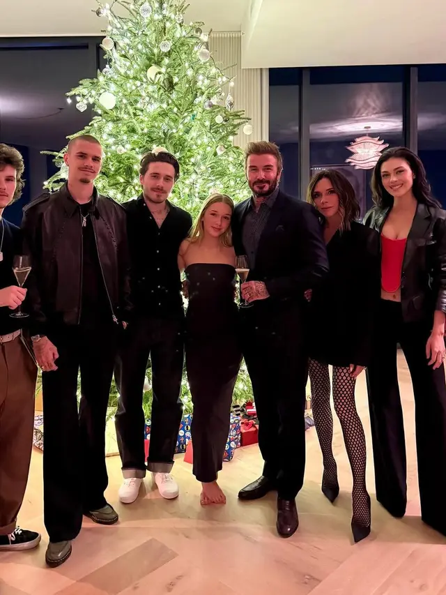 Gaya Fashionanble Victoria Beckham dan Nicola Peltz saat Bersama. [@nicolaannepeltzbeckham]