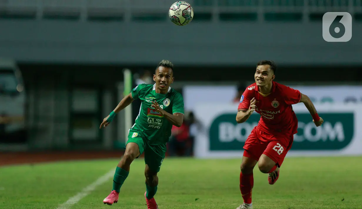Pemain Persija jakarta, Rezaldi hehanusa, berebut bola dengan pemain PSS Sleman, Irfan jaya pada pertandingan BRI Liga 1 2021 di Stadion Pakansari, Bogor, Minggu (5/9/2021). Kedua tim bermain imbang 1-1. (Bola.com/M Iqbal Ichsan)
