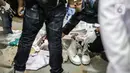Polisi mengumpulkan hasil temuan saat melakukan penggeledahan di lokasi bekas Sekretariat Markas Front Pembela Islam di Petamburan, Jakarta, Selasa (27/4/2021).  Penggeledahan tersebut usai Munarman ditangkap sore tadi di kediamannya. (Liputan6.com/Faizal Fanani)