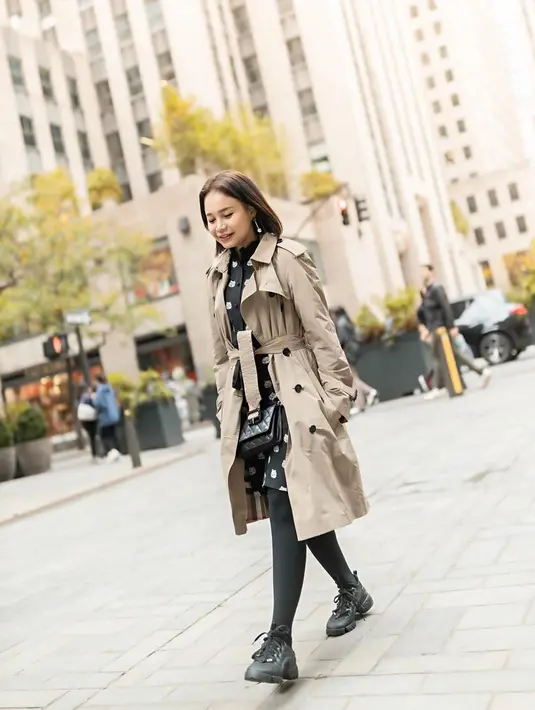 Tampil lebih fresh dan stylish, Rossa bagikan momen saat berada di Tribecca, New York. Belum lama ini Rossa pun sedang disorot karena berikan hadiah rumah mewah untuk kedua orang tuanya di Sumedang. Rumah hadiah dari Rossa ini ditaksir capai Rp 20 M. (Liputan6.com/IG/@itsrossa910)