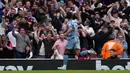 Selebrasi striker Aston Villa, Ollie Watkins setelah mencetak gol kedua timnya ke gawang Arsenal pada laga pekan ke-33 Premier League 2023/2024 di Emirates Stadium, London, Minggu (14/4/2024). (AP Photo/Kirsty Wigglesworth)