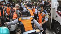 Petugas gabungan yang terdiri dari Satpol PP dan Dinas Perhubungan (Dishub) DKI Jakarta mengangkut motor yang terjaring razia ke atas truk di lokasi Citayam Fashion Week, kawasan Stasiun Dukuh Atas, Sudirman, Selasa (26/7/2022). Dishub DKI Jakarta mengamankan sebanyak 16 sepeda motor yang terpakir secara liar. (Liputan6.com/Faizal Fanani)