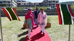 Aktivis Pakistan dan penerima Nobel Perdamaian Malala Yousafzai (kiri) didampingi Menteri Negara untuk Informasi dan Penyiaran Pakistan, Maryam Aurangzeb saat tiba di kampung halamannya di Kota Swat, Pakistan (31/3). (AFP Photo/Abdul Majeed)