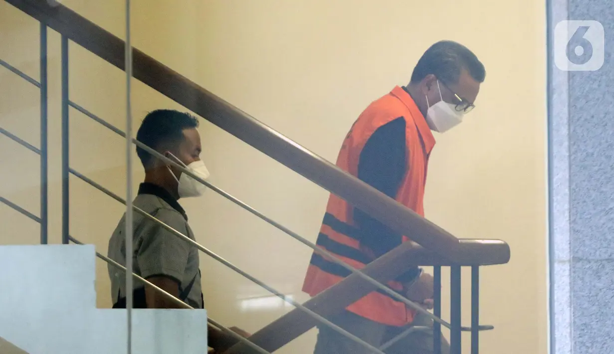 Gubernur Sulawesi Selatan non aktif, Nurdin Abdullah menaiki tangga Gedung KPK, Jakarta, Jumat (5/3/2021). Nurdin Abdullah akan menjalani pemeriksaan perdana dugaan suap dan gratifikasi pengadaan barang-jasa pembangunan infrastruktur di Pemprov Sulsel 2020-2021. (Liputan6.com/Helmi Fithriansyah)