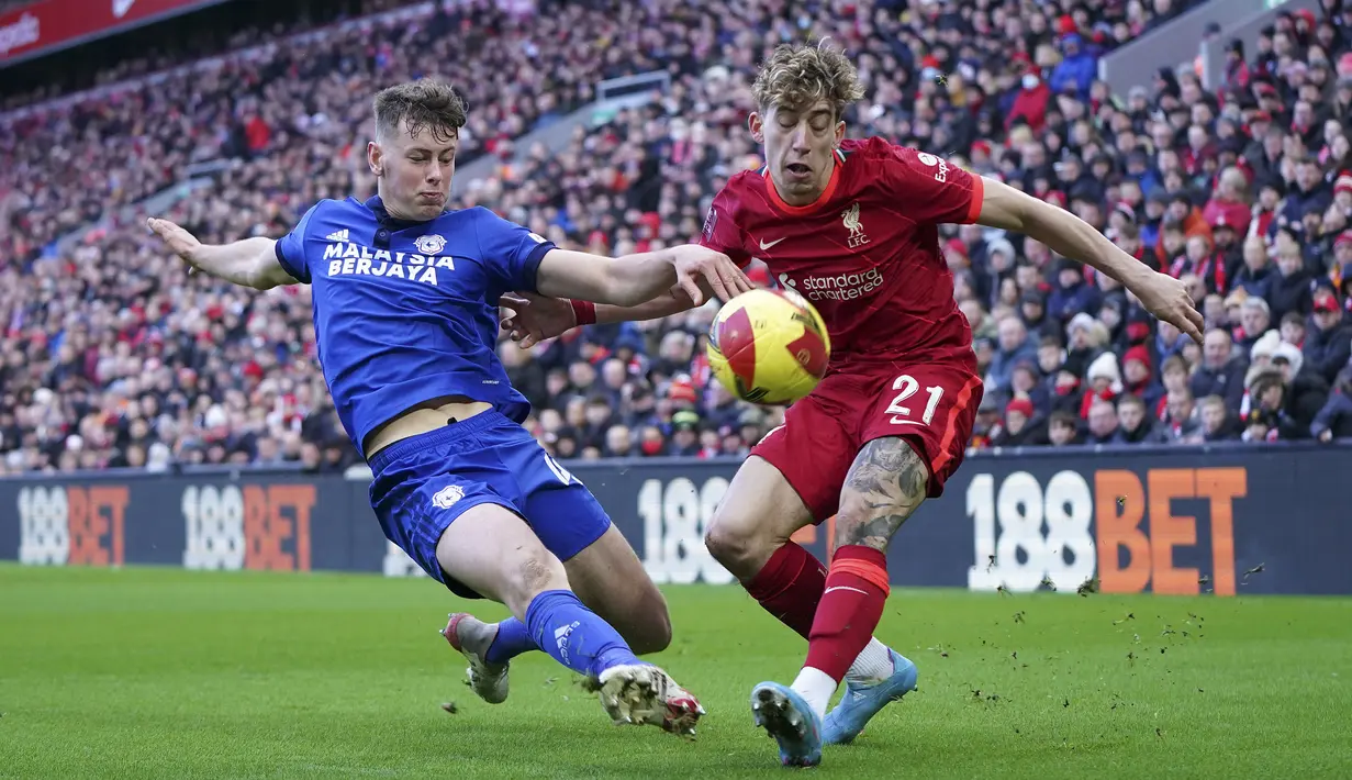 Liverpool tampil dominan sejak awal. The Reds tercatat terlihat beberapa kali menebar ancaman dan bahkan hampir mendapatkan kesempatan lewat tendangan penalti usai Konate dan Harris bertabrakan di kotak terlarang. Sayangnya hal tersebut tidak terwujud usai wasit meninjau VAR. (AP/Jon Super)