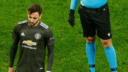 Gelandang Manchester United, Bruno Fernandes, tampak lesu saat melawan RB Leipzig pada laga Liga Champions di Red Bull Arena, Rabu (9/12/2020). MU takluk dengan skor 3-2. (Odd ANDERSEN / various sources / AFP)