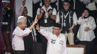 Pasangan Capres-Cawapres nomor urut 3, Ganjar Pranowo dan Mahfud Md menghadiri debat Pilpres 2024 di Kantor KPU, Jakarta Pusat, Selasa (12/12/2023) malam. (Liputan6.com/Faizal Fanani)