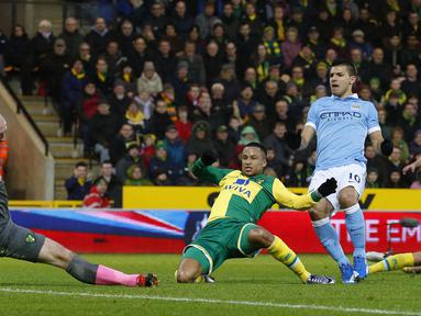 Manchester City, Sergio Aguero (kanan) mencetak gol saat timnya melawan tuan rumah Norwich City pada Babak ketiga Piala FA di Stadion Carrow Road, Norwich, Sabtu (9/1/2016).  (AFP Photo/Lindsey Parnaby)