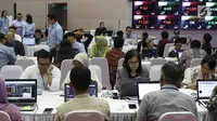 Peserta mengikuti kompetisi Trading Challenge 2017 di Bursa Efek Indonesia, Jakarta, Kamis (7/12). Kompetisi ini diharapan dapat menumbuhkan ketertarikan masyarakat untuk berinvestasi di pasar modal. (Liputan6.com/Angga Yuniar)