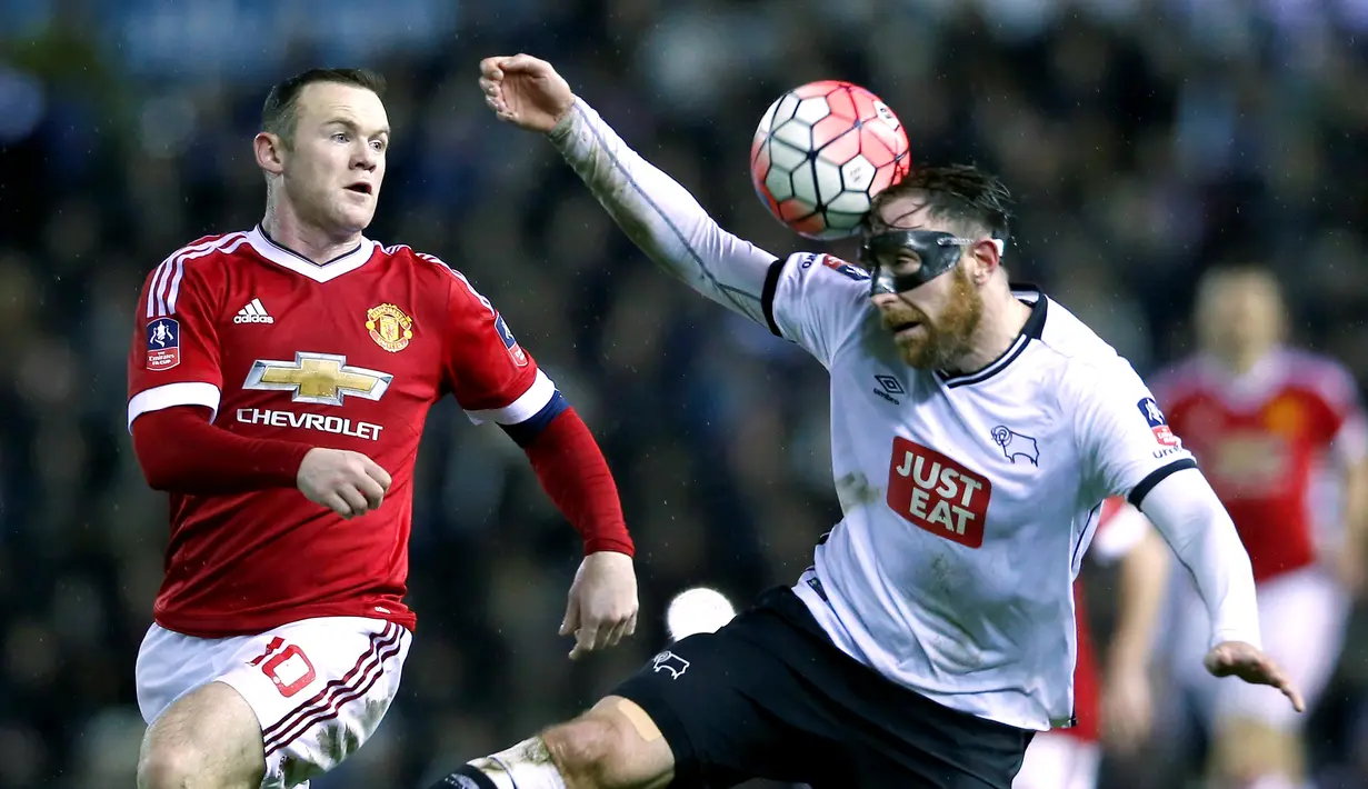 Striker Manchester United, Wayne Rooney, berebut bola dengan pemain Derby County, Richard Keogh pada laga putaran keempat Piala FA, di Stadion Pride Park, Sabtu (30/1/2016) dini hari WIB. (Reuters/Eddie Keogh)