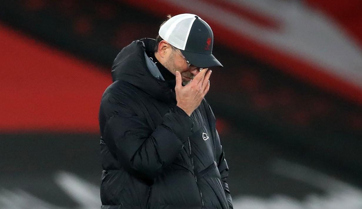 Pelatih Liverpool, Jurgen Klopp, tampak kecewa usai tim asuhannya kalah menghadapi Southampton pada laga lanjutan Liga Inggris, Selasa (5/1/2021). Liverpool takluk 0-1 menghadapi Southampton. (AFP/Adam Davy/pool)