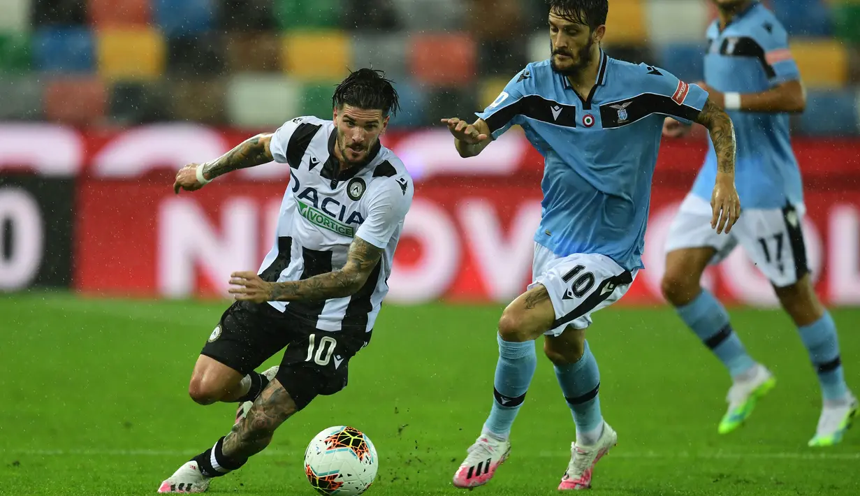 Penyerang Udinese, Rodrigo de Paul, berebut bola dengan gelandang Lazio, Luis Alberto, pada laga lanjutan Serie A pekan ke-33 di Dacia Arena, Kamis (16/7/2020) dini hari WIB. Lazio bermain imbang 0-0 atas Udinese. (AFP/Miguel Medina)